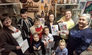 Петриківський розпис, гончарство і вишивка: у Покрові відбулися творчі майстер-класи для мам та дітей (фото)