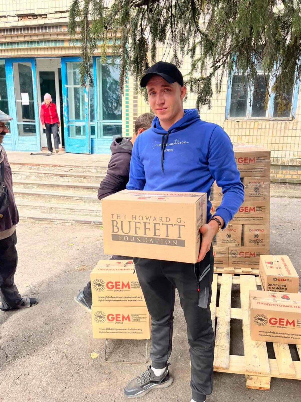 Жителі Томаківської громади сьогодні отримали продуктові набори від Global Empowerment Mission 3
