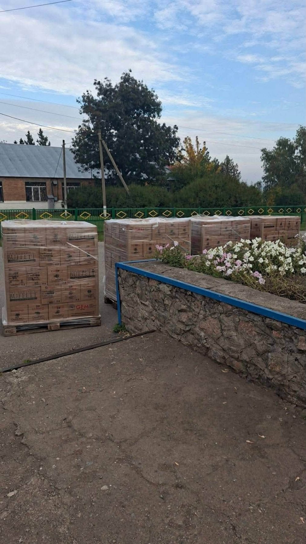Жителі Томаківської громади сьогодні отримали продуктові набори від Global Empowerment Mission 5