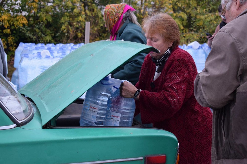 Жителям Нікопольщини 16 жовтня роздали воду 10