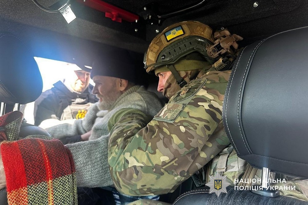 «Діти не хочуть покидати свої домівки…» Майже 500 людей евакуювали з Нікопольщини за рік поліцейські підрозділу «Білий Янгол» (фото, відео)