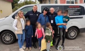 Подалі від обстрілів і домашнього тирана: жінку і 5 її дітей евакуювали з Марганця