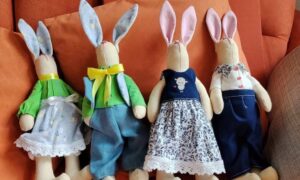 Створені у Нікополі зайчики вирушили до Німеччини: для землячки вони стали символом України (фото)