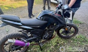 До злочину готувалися заздалегідь: двоє мешканців Нікополя викрали мопед у Дніпрі