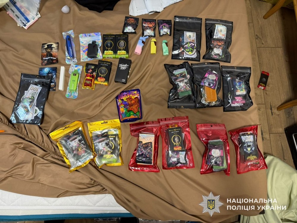 На Дніпропетровщині поліцейські викрили групу наркозбувачів. Під час обшуків правоохоронці вилучили наркотики вартістю понад 10,3 мільйона гривень, готівку та два автомобілі. За попередніми даними, щомісячний прибуток від незаконної діяльності групи перевищував 3 мільйони гривень.