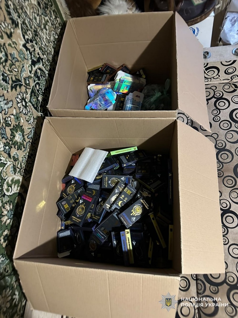 На Дніпропетровщині поліцейські викрили групу наркозбувачів. Під час обшуків правоохоронці вилучили наркотики вартістю понад 10,3 мільйона гривень, готівку та два автомобілі. За попередніми даними, щомісячний прибуток від незаконної діяльності групи перевищував 3 мільйони гривень.