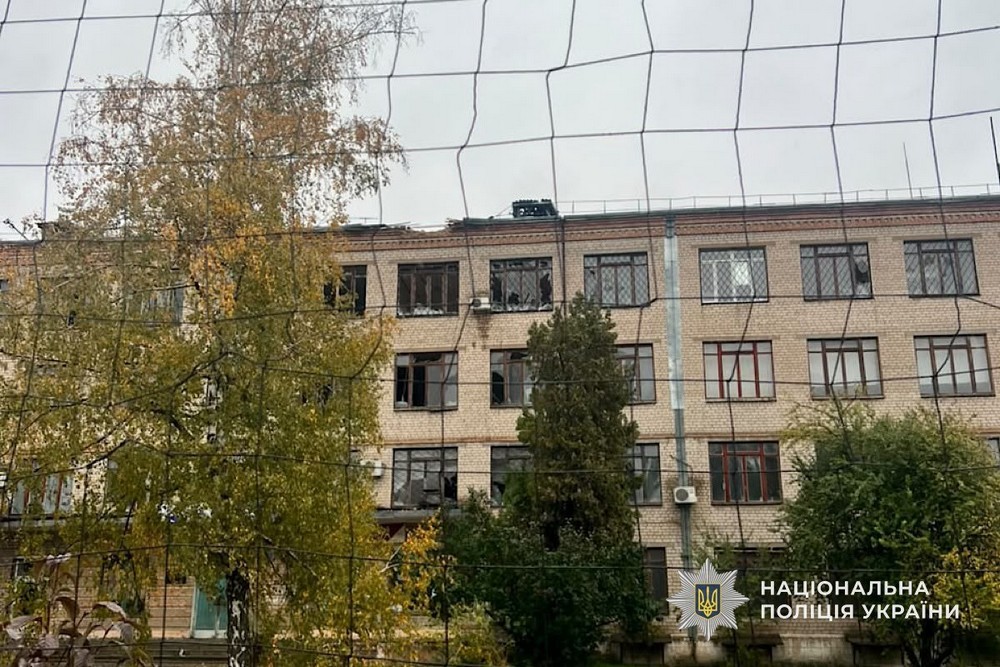Побито спорткомплекс і торговельний центр на Нікопольщині, логістичні компанії у Дніпровському і Криворізькому районах, ворог бомбардував Синельниківщину – поліція (фото) Побито спорткомплекс і торговельний центр на Нікопольщині, логістичні компанії у Дніпровському і Криворізькому районах, ворог бомбардував Синельниківщину – поліція (фото)