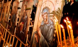 «Ікони на ящиках з-під набоїв» з іменами полеглих бійців: у Дніпрі представили експозицію (фото)