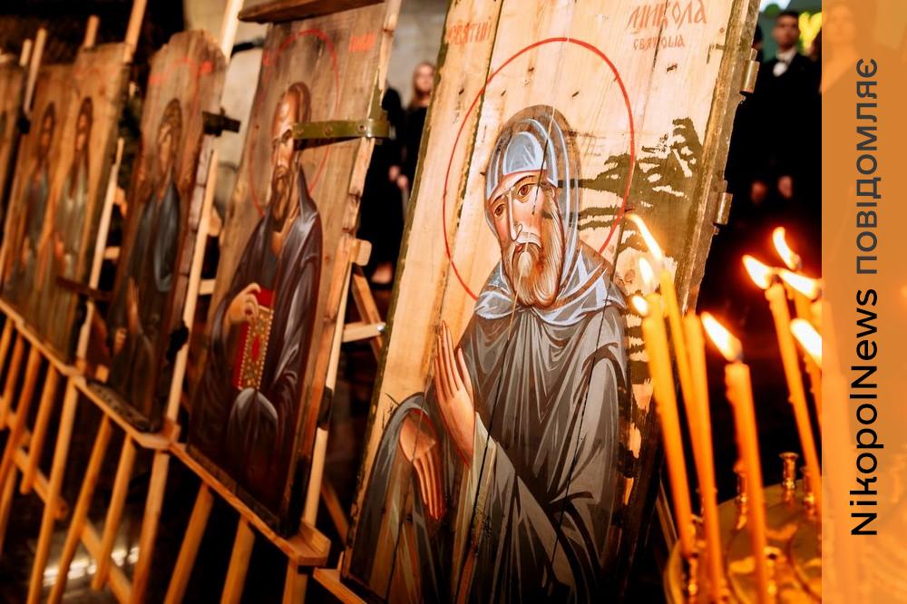 «Ікони на ящиках з-під набоїв» з іменами полеглих бійців: у Дніпрі представили експозицію (фото)