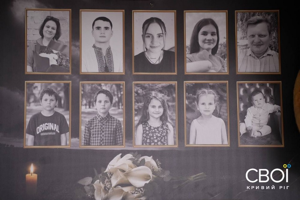 Сьогодні у Радушному попрощалися з п’ятьма дітьми, вбитими армією РФ (фото, відео) Сьогодні у Радушному попрощалися з п’ятьма дітьми, вбитими армією РФ (фото, відео)