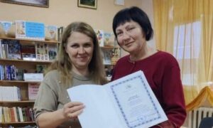 У Покрові завідувачку шкільної бібліотеки нагородили грамотою обласної ради