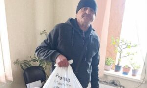 Допомога для тих, хто живе під обстрілами: у Марганецькій громаді роздали продуктові набори (фото)