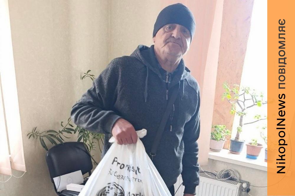 Допомога для тих, хто живе під обстрілами: у Марганецькій громаді роздали продуктові набори (фото)