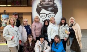 Нікопольський завод феросплавів організував для родин захисників і ветеранів поїздку до театру у Дніпрі