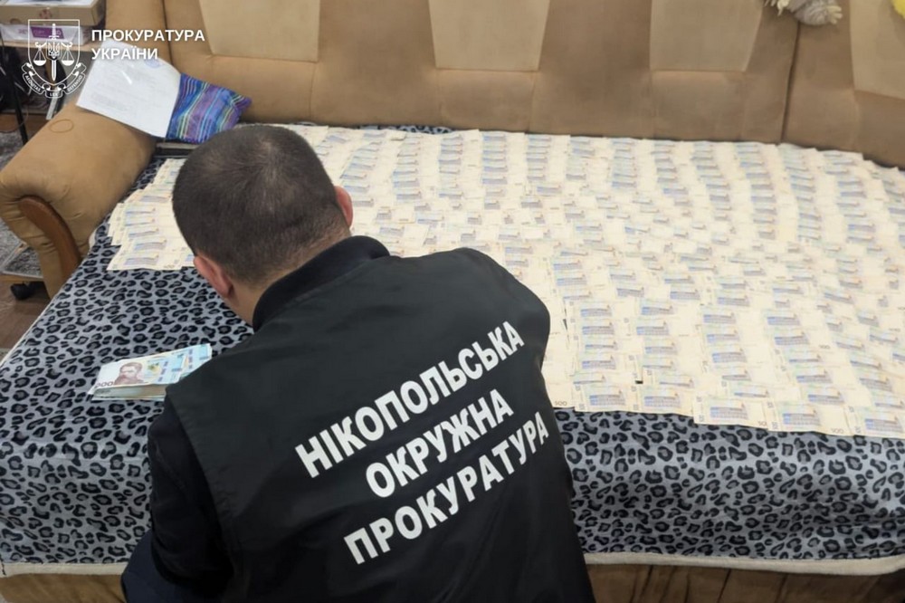 У навчальному закладі Нікополя викрили злочинну схему. Тут зарахували 42 військовозобов’язаних для отримання відстрочки від мобілізації. За вирішення питання брали від 1 до 4 тисяч доларів. Також за гроші вирішувалися питання щодо переведення студентів на бюджетну форму навчання та складання сесії.