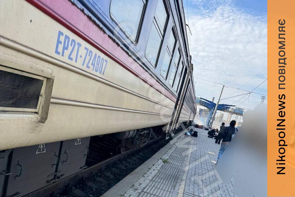 Багато загиблих і поранених: ворог атакував електропотяг у Дніпрі